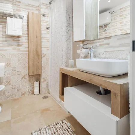 Lovely In With Kitchen Apartment *